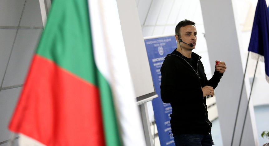 Бербатов се завръща в българския футбол, започва работа в 