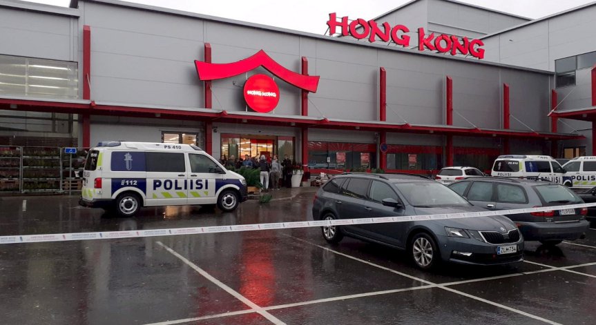 Въоръжен с меч нахлу в търговски център във Финландия, има убит