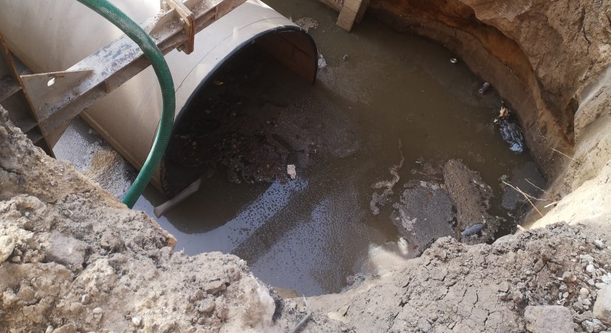 Зарязан строеж в Пловдив: Пълни се с вода, носи се смрад, опасност от зарази