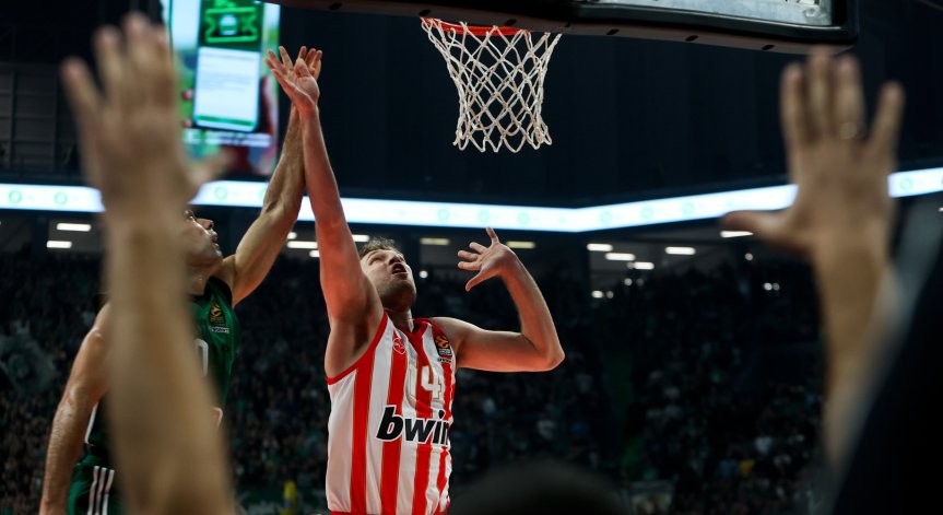 В класирането Олимпиакос заема второто място със 17 победи и 2 загуби.