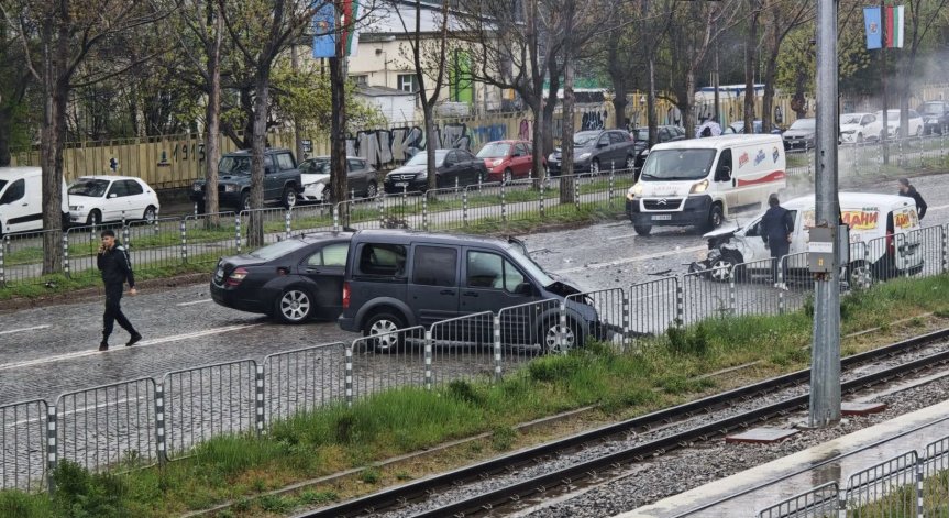 Катастрофа с три коли затруднява движението на булевард в София