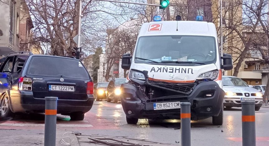 Катастрофа с пострадал в Стара Загора, удариха се две коли и линейка