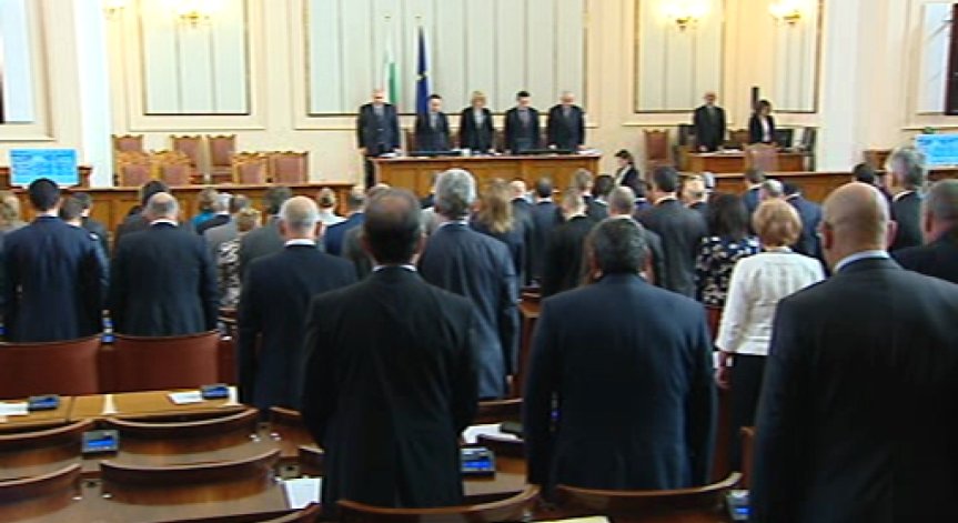 НС почете паметта на жертвите във Франция с едноминутно мълчание