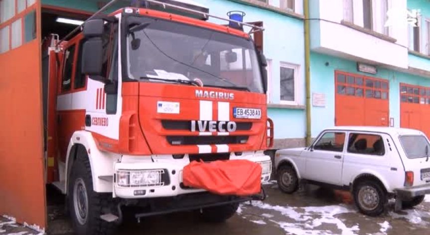 Пожарникари спасиха деца от закъсал автобус