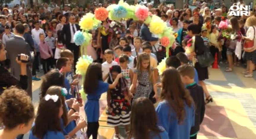 Учебната година беше открита и в изгорялото училище в Карнобат