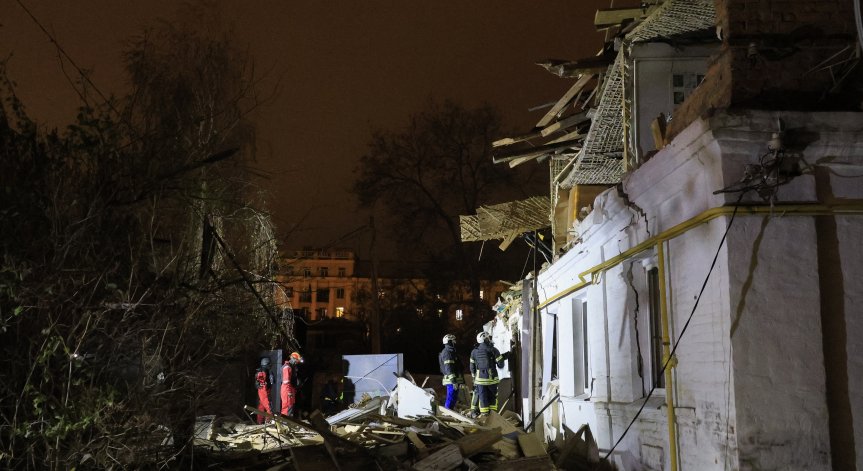 Властите призоваха хората да стоят в укритията.