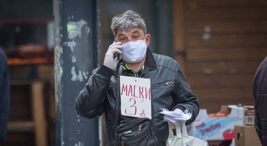 Носенето на маска или шал е задължително: Заповедта в сила от 12.04