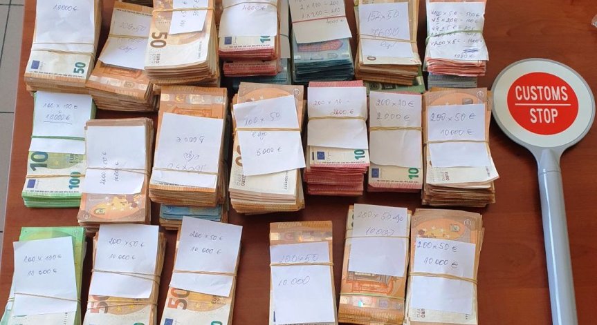 Митничари иззеха общо 300 хил. евро недекларирана валута от два товарни автомобила