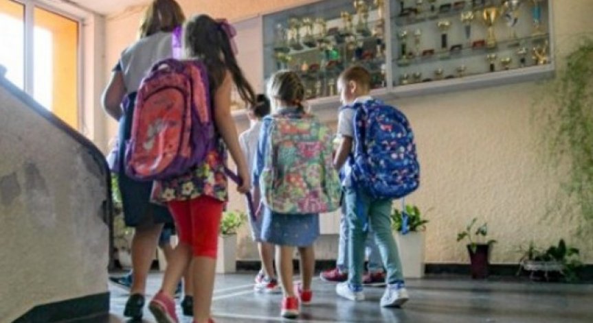 Ново затваряне? МОН поръчва 24 500 таблета за следващата учебна година