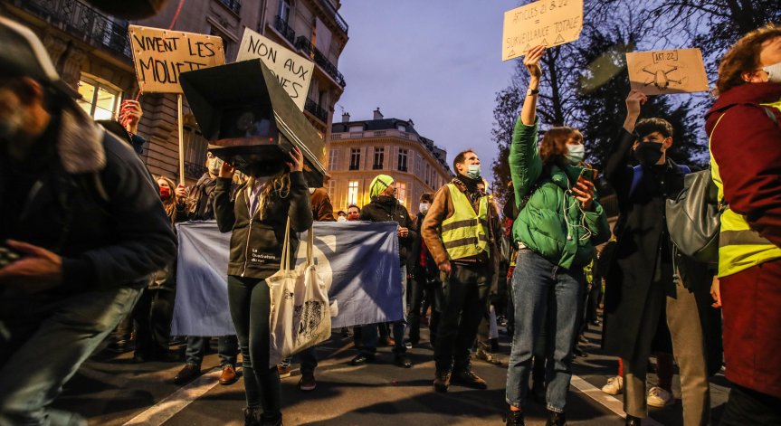 Журналисти излязоха на протест срещу закон във Франция