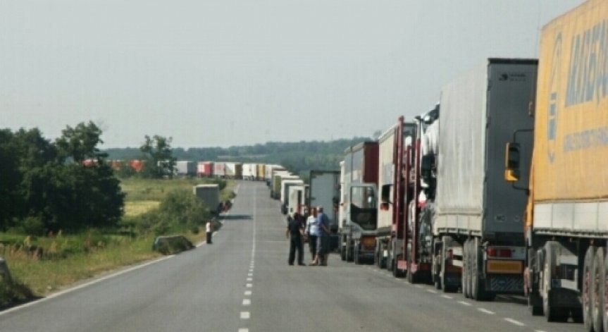 Отново влиза в сила почасовата забрана за движение на тирове