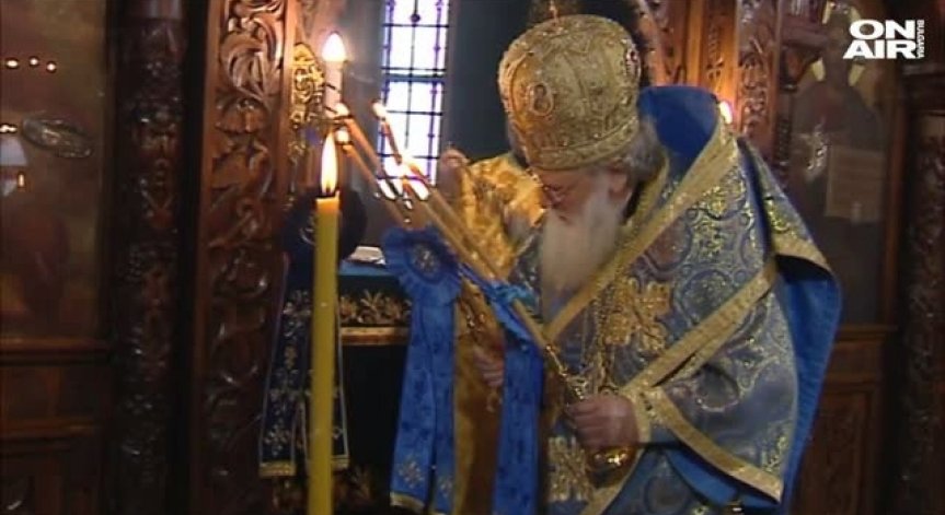 Църквата отбелязва големия християнски празник Сретение Господне