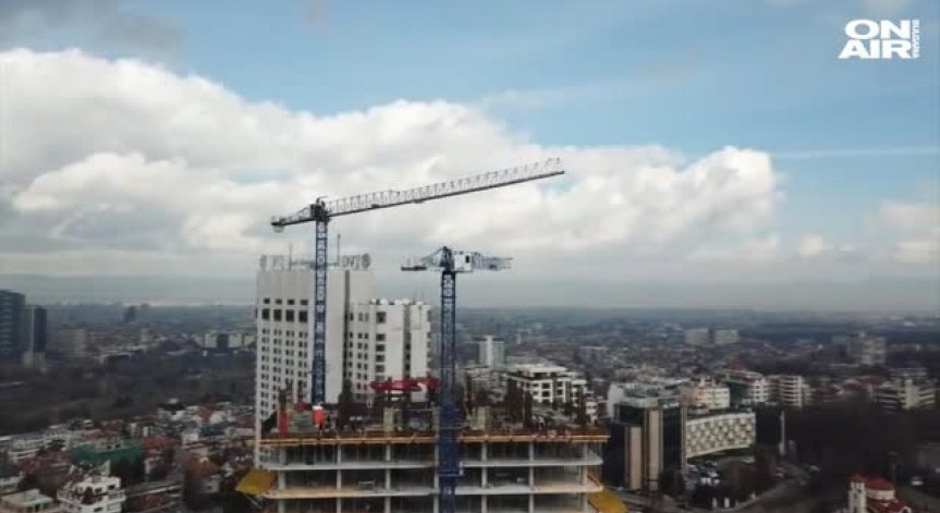 Граждани излизат на протест срещу небостъргача 