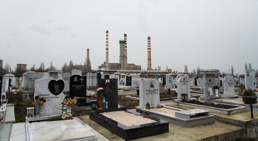 Оставиха в ареста мъжа, потрошил 215 надгробни плочи в София