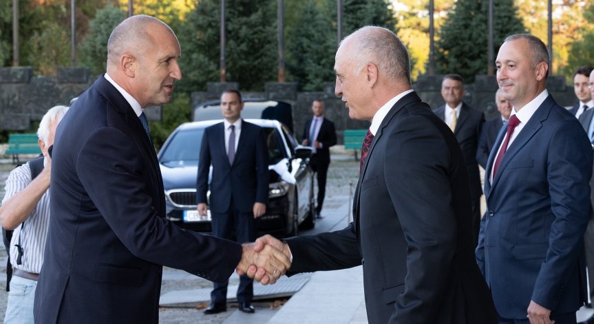 Радев похвали служителите на НСО, че въпреки ограничените ресурси изпълняват поставените им задачи.