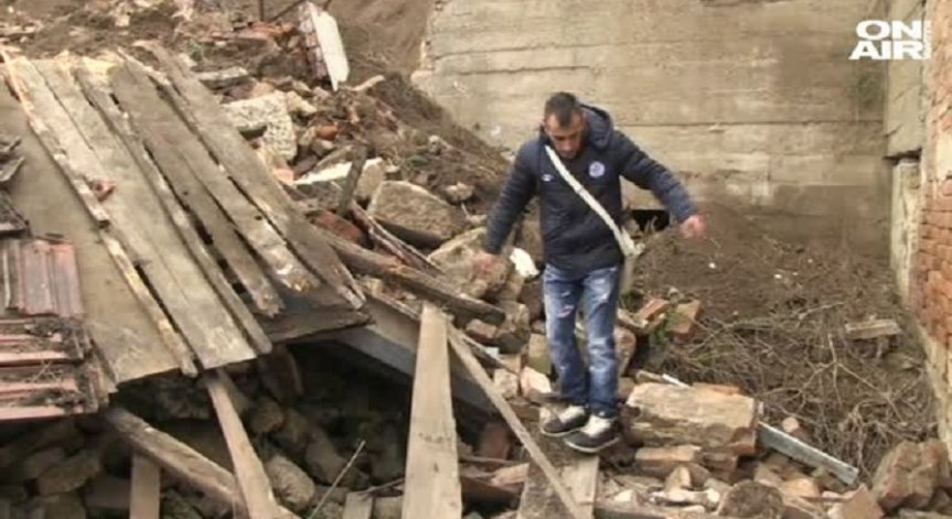 Едноетажна къща се срути в Русе