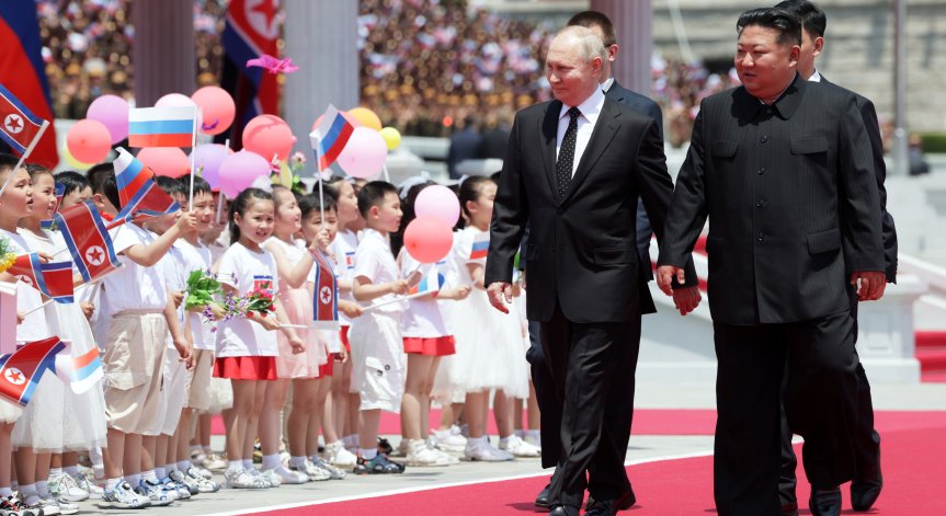 Путин праща деца на лагер в Северна Корея - пеят песни за Ким и чистят статуи