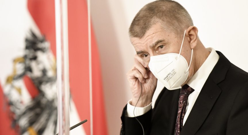 Премиерът на Чехия: ЕС ни принуждава да преговаряме с Русия за ваксина