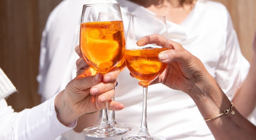Експертите препоръчват мъжете да ограничат приема до две или по-малко питиета на ден, а жените – до едно или по-малко.