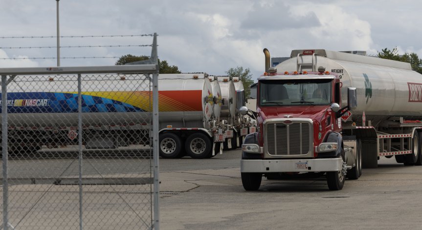 Цените на петрола непрекъснато се колебаят.