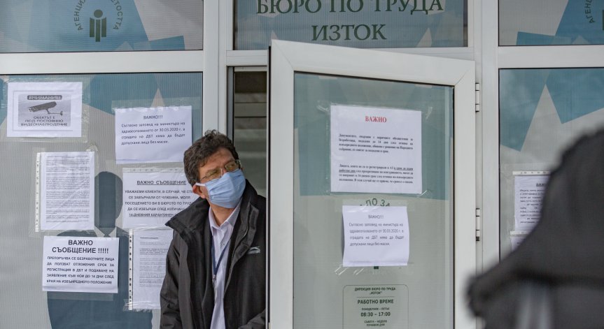 Започналите работа за поредна седмица са повече от новите безработни
