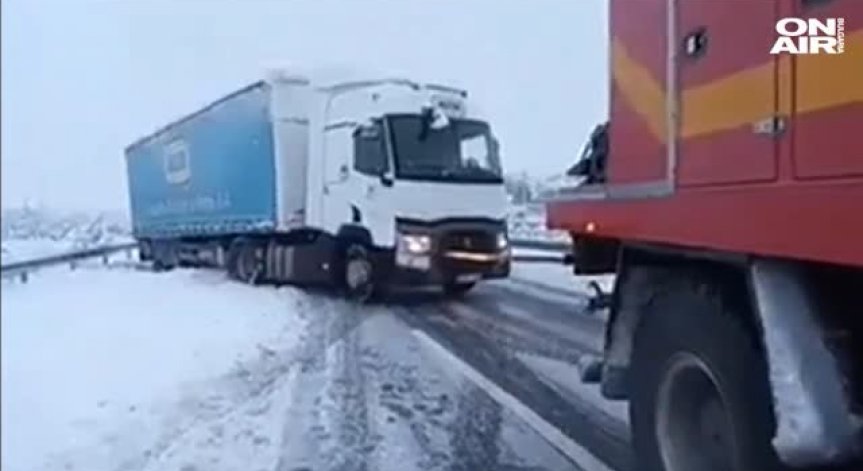 Снежно бедствие в Испания: Хиляди коли блокирани на магистрала