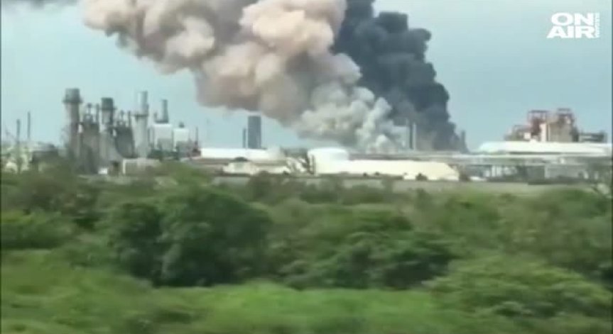 Трима души загинаха при взрив в петролен завод в Мексико