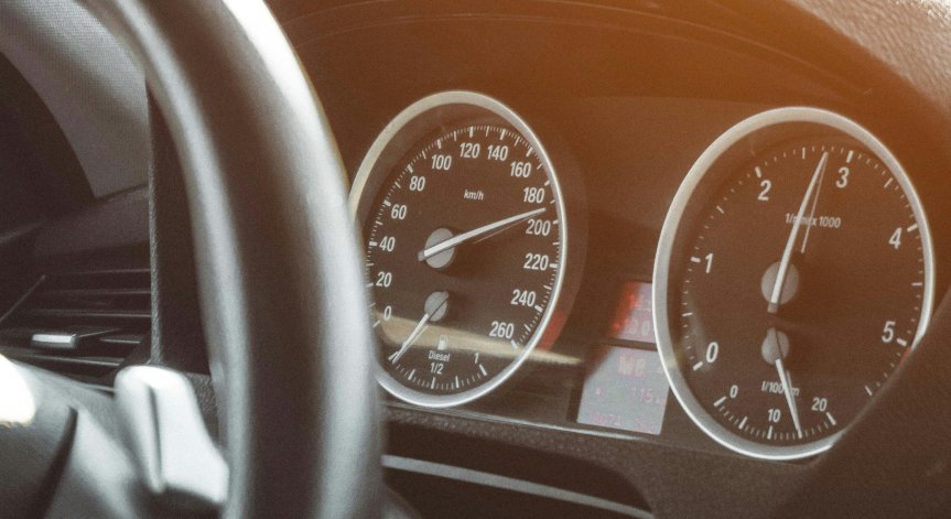 Най-бързата кола в света използва батерии от електронни цигари и фенерчета