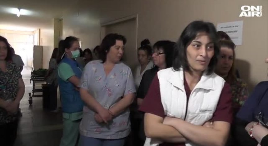 Медицински сестри от болница във Враца протестираха пред кабинета на директора