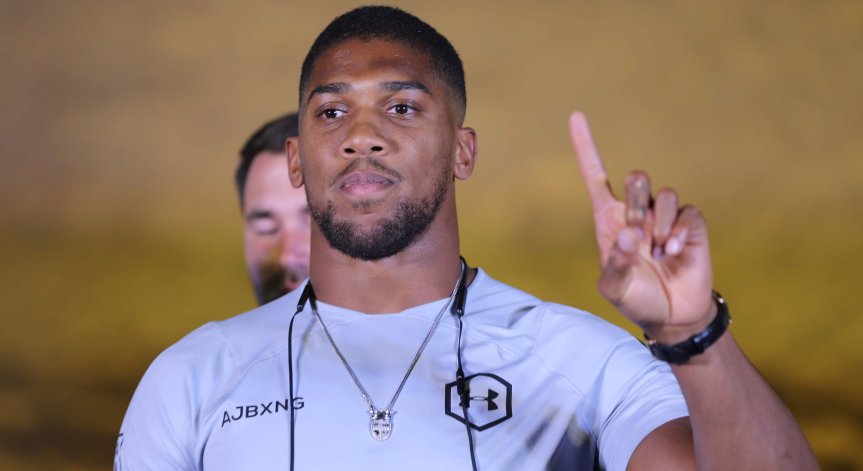 Антъни Джошуа се самоизолира, срещал се със заразения принц Чарлз