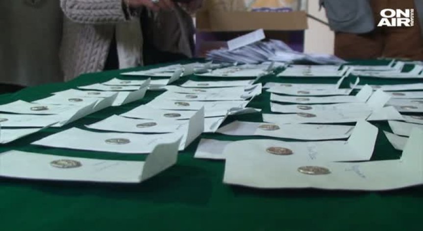 Издирват 800 ценни монети, открити в запустял двор