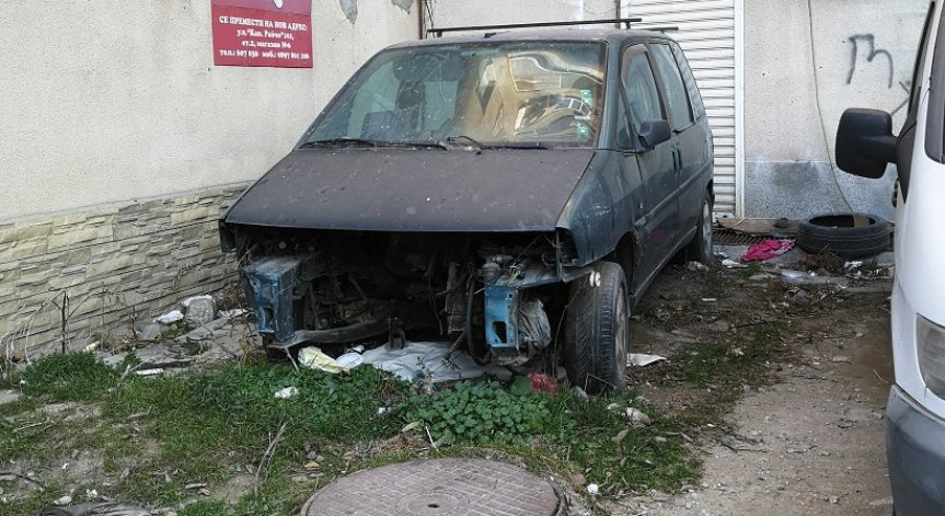 HelpBook за кварталите, в които живеем - зарязани коли, боклуци, счупени плочки