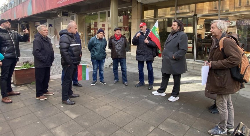 На място имаше засилено полицейско присъствие.