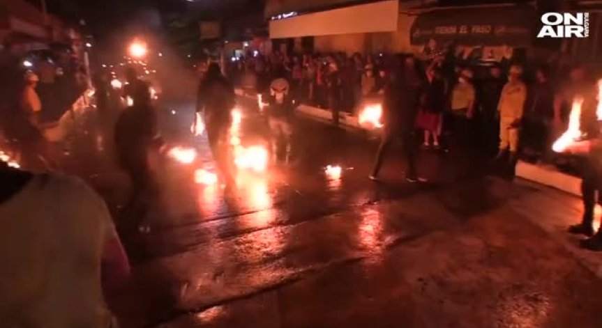Бой с огнени топки в Ел Салвадор - Буквално!