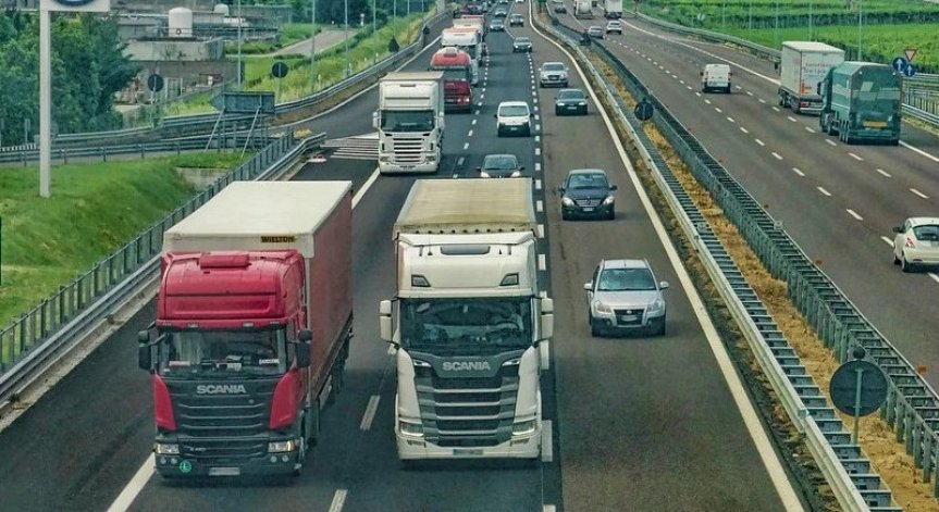 Мъж бе премазан на магистрала, докато събирал пръснати банкноти