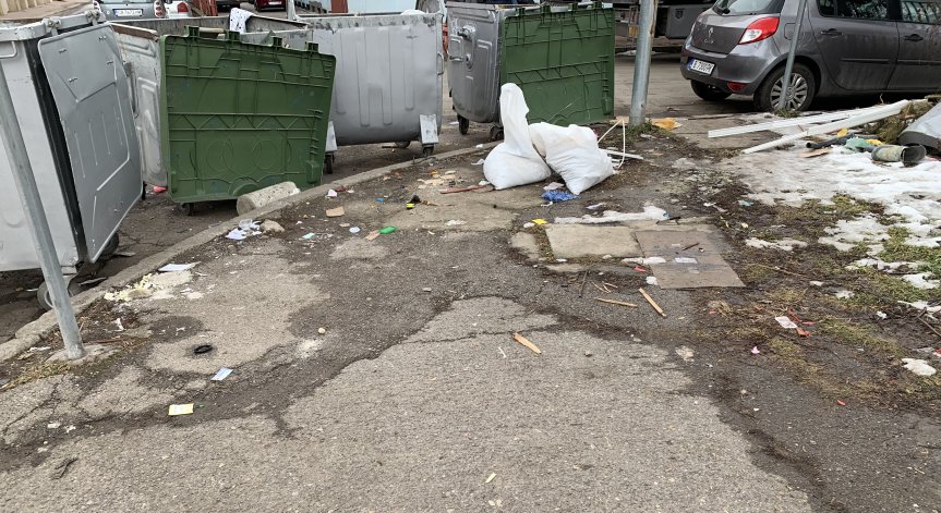 Системно непочистване на боклуци около контейнери в София