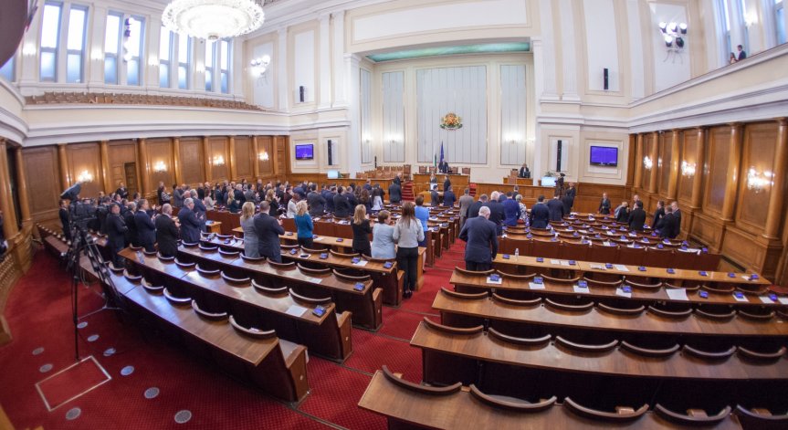 Депутатите отхвърлиха ветото на Радев, по-високи данъци за старите коли ще има