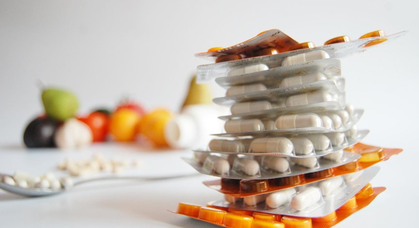 Учени разкриха коя е най-добрата поза по време на прием на хапчета