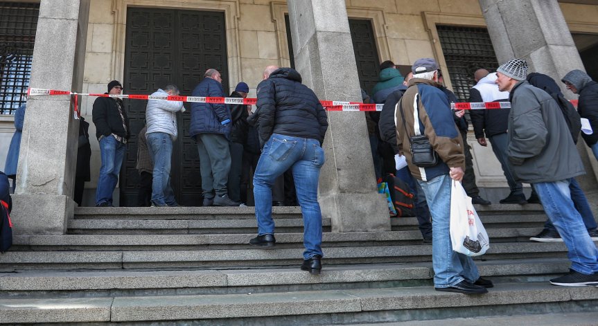 Първата златна колекционерска монета в евро предизвика опашки пред БНБ