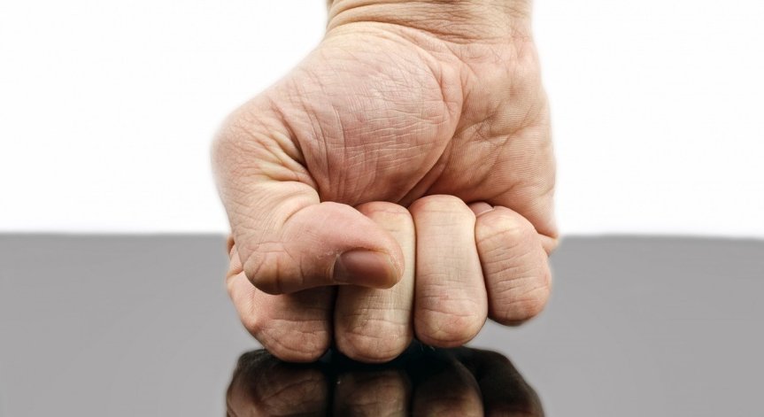 1000 лв. глоба за набит държавен служител