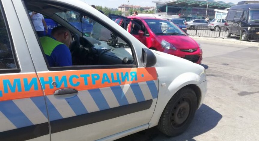Служители в 