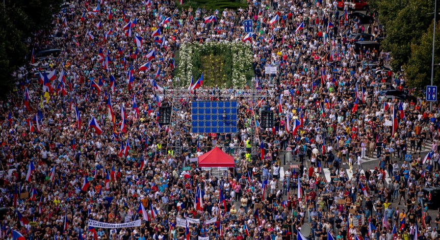 Хиляди чехи излязоха на протест срещу правителството си заради Украйна