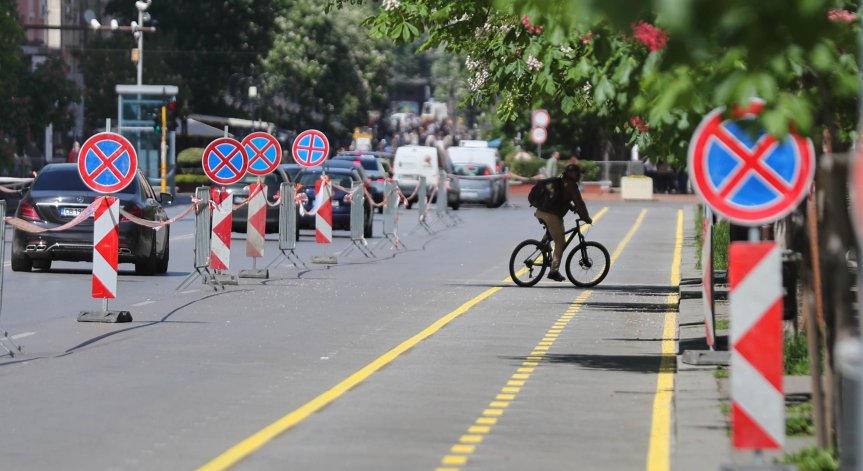 Засяга всички участници в движението.