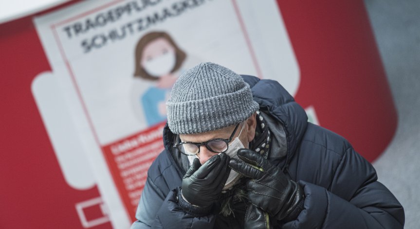 Лекари съветват: Щом маската ви стане влажна - сменете я!