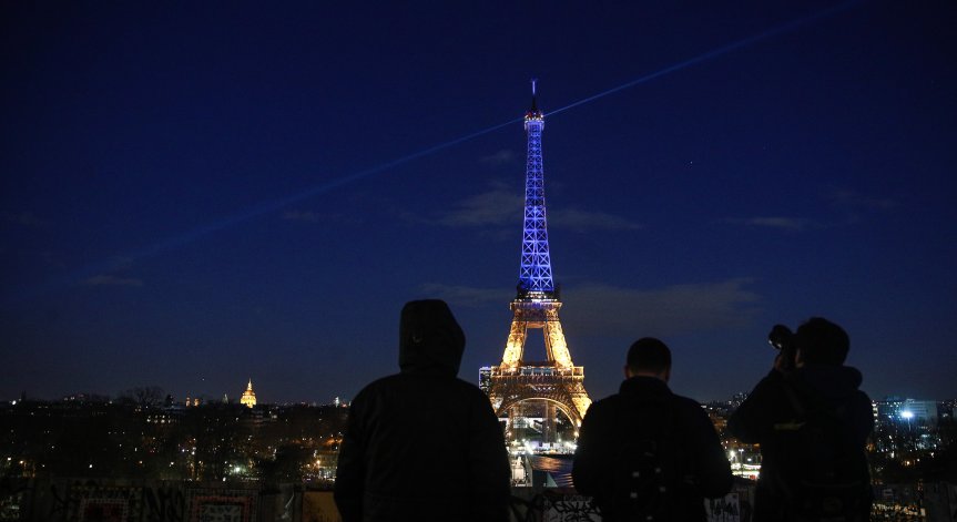 Осветяват Айфеловата кула в синьо и жълто за годишнината от войната в Украйна