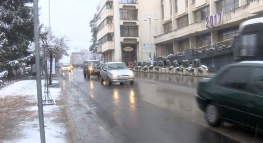 Снежна покривка от 15 см. блокира движението във Велико Търново