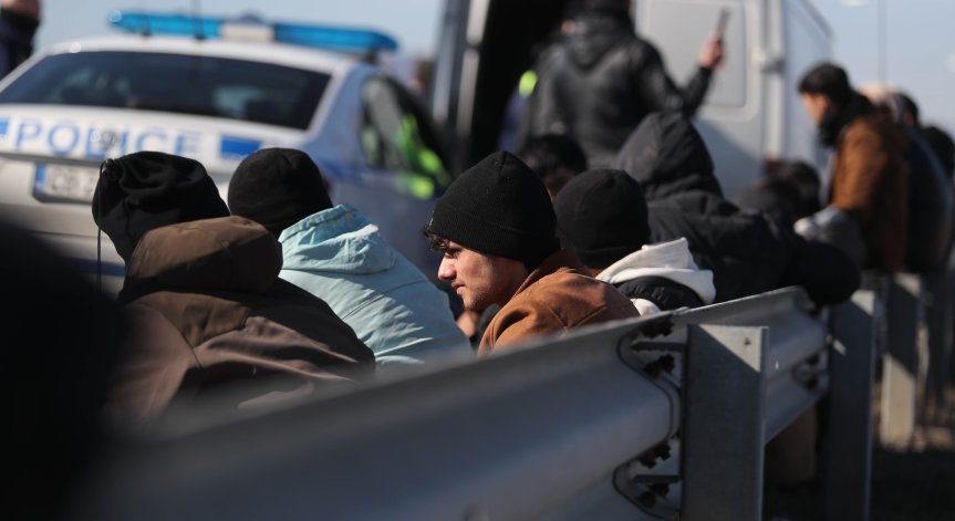 След гонка спипаха автомобил с нелегални мигранти край Пасарел