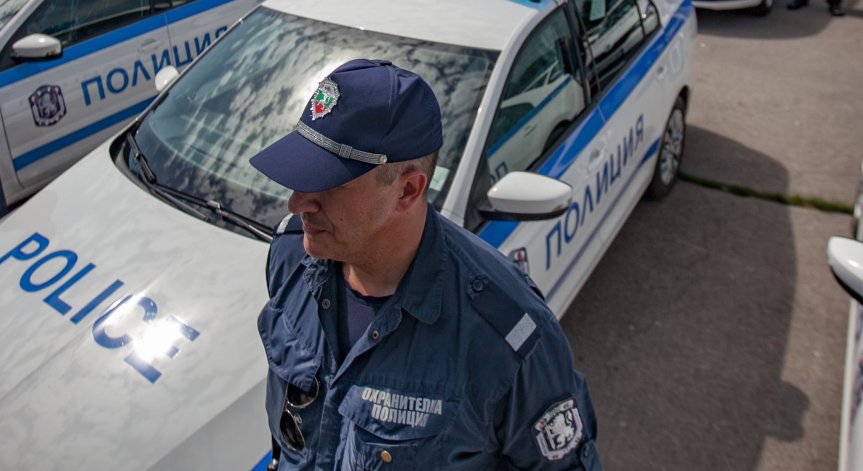 Заплаха с оръжие и скъсан пагон: Арестуваха мъж и жена за нападение над полицаи