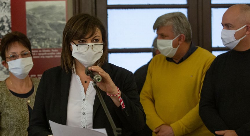 Нинова е заразена с коронавирус, приеха я във ВМА