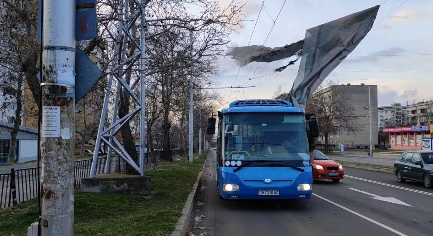 Ураганен вятър застрашава хората в Сливен